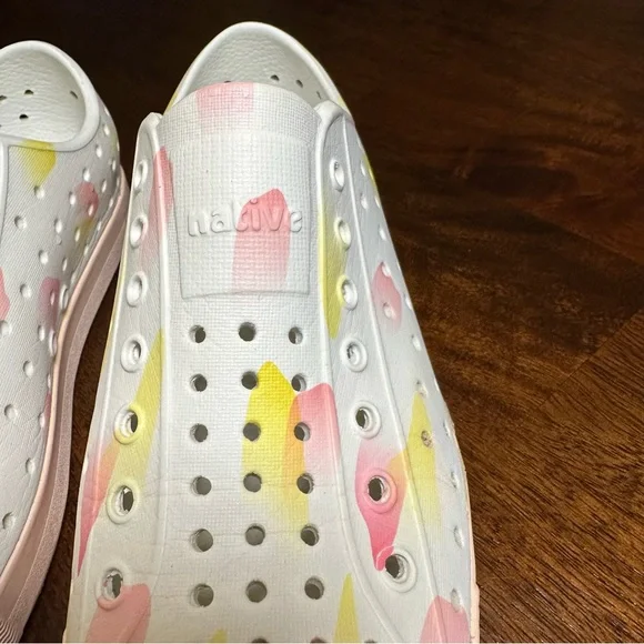 Native Jefferson Girls Shoes Milk Pink & White Slip On Size 2 Youth Waterproof - Picture 6 of 11
